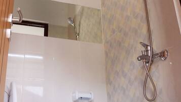 Shower, rainfall showerhead, free toiletries, slippers