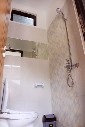 Regadera, regadera tipo lluvia, amenidades de baño gratuitas, pantuflas 