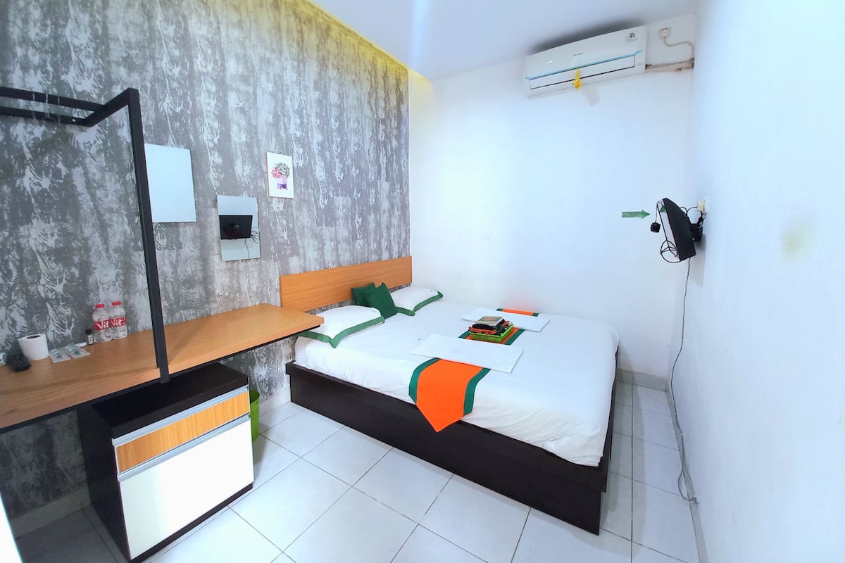 Meja kerja, kedap suara, Wi-Fi gratis, dan seprai linen