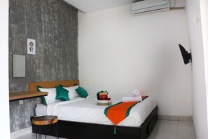 Escrivaninha, quartos à prova de som, Wi-Fi de cortesia, roupa de cama