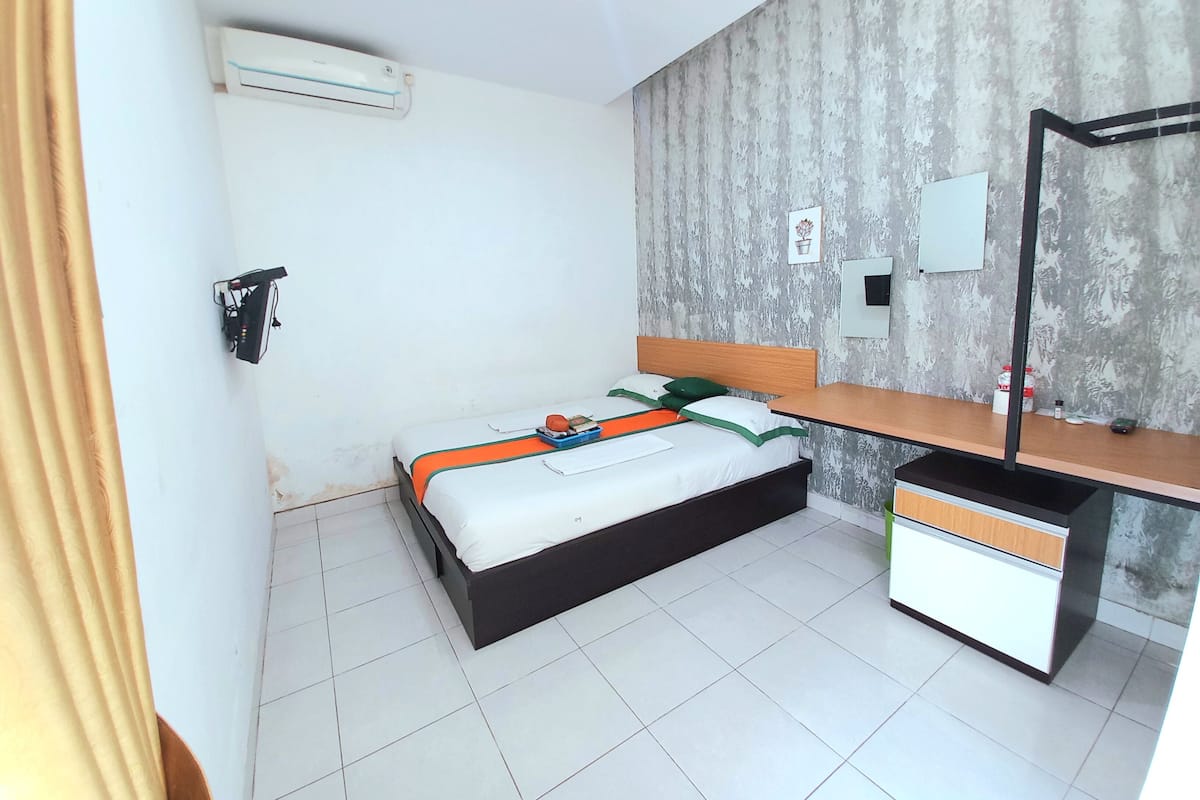 Meja kerja, kedap suara, Wi-Fi gratis, dan seprai linen