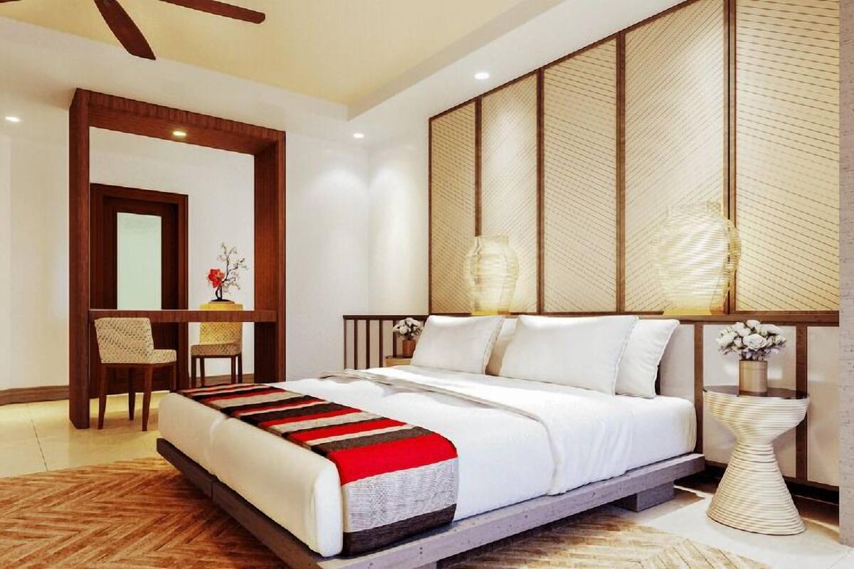 Una habitación de hotel moderna con una cama, un escritorio y una silla.