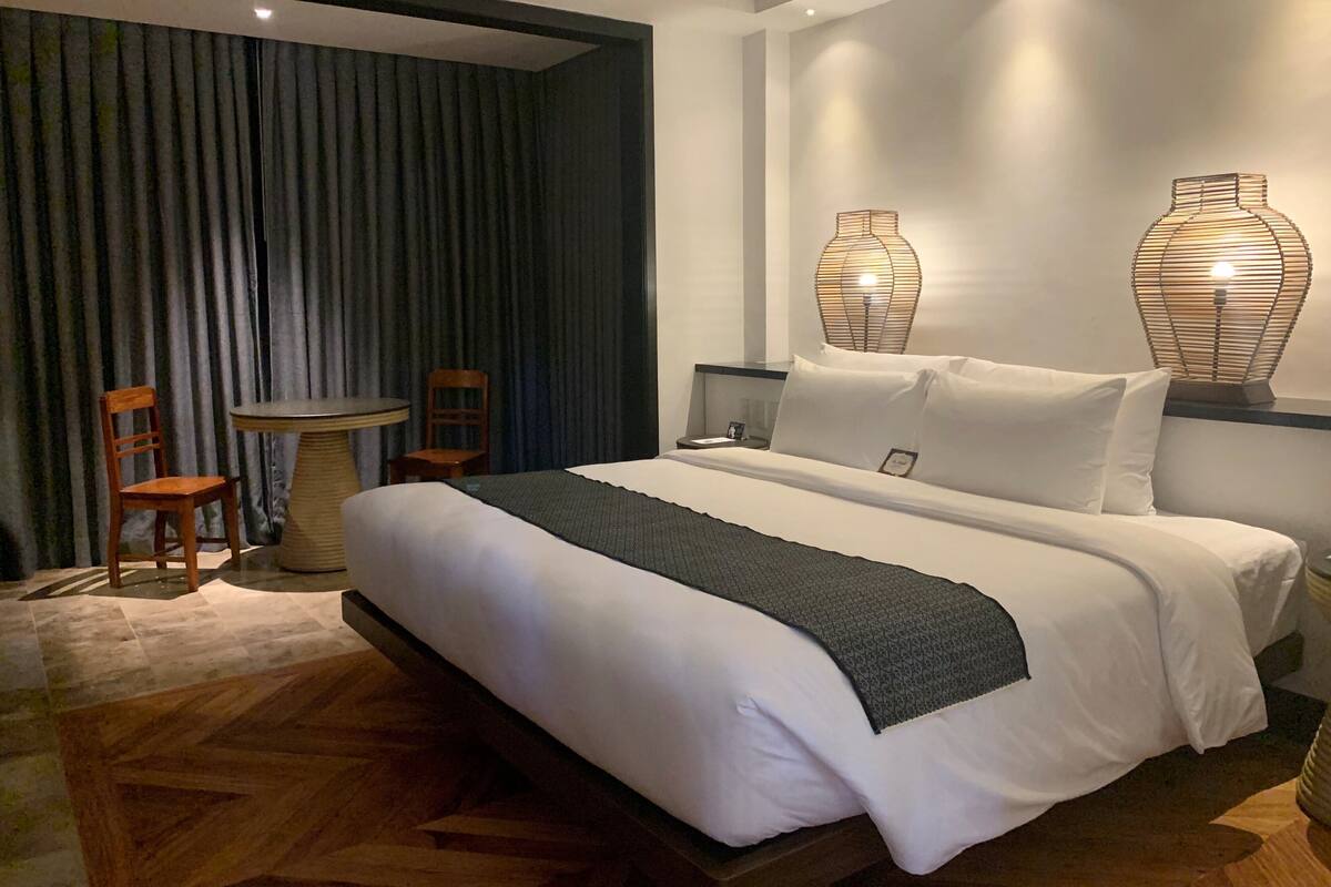 Suite estudio (Villa) | Minibar, caja fuerte, escritorio y espacio para trabajar con un portátil