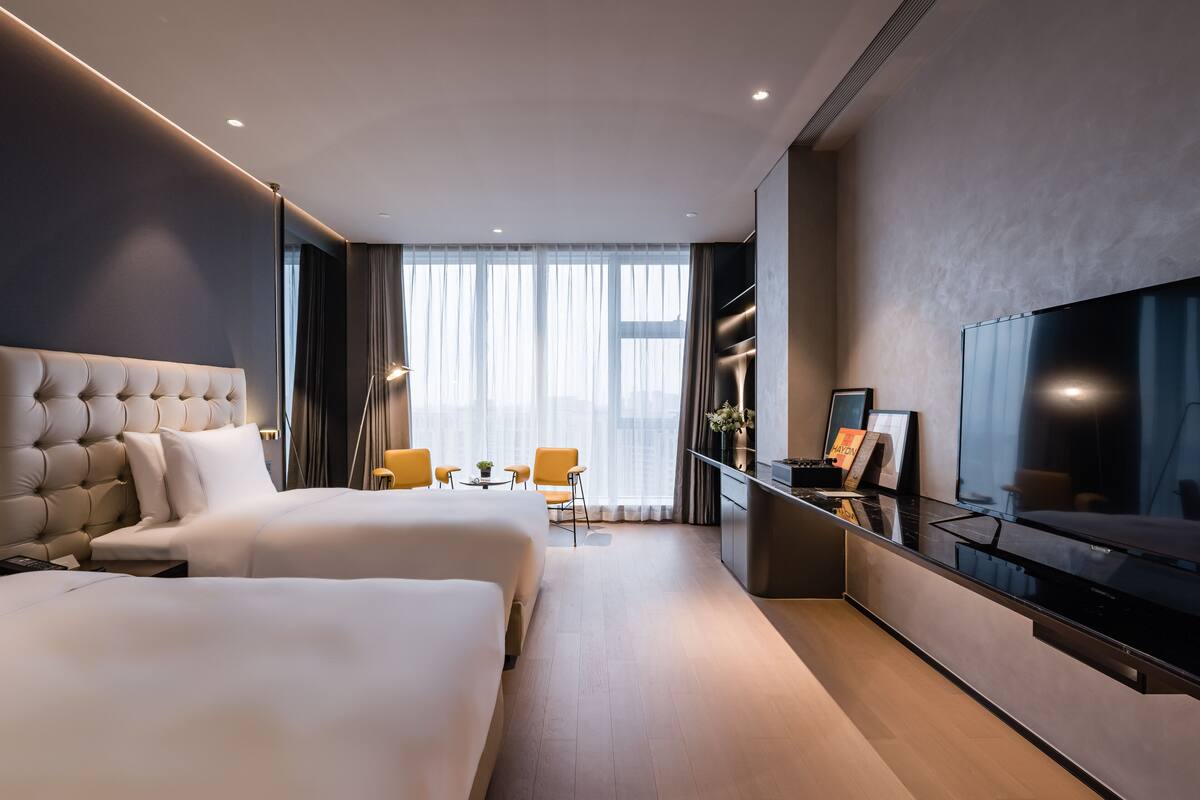 Minibar, escritorio, espacio para trabajar con un portátil