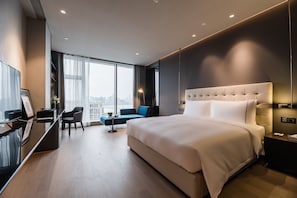 Minibar, desk, laptop workspace, blackout drapes - Twinkle Hotel (Hangzhou)