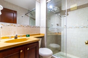 Camera doppia | Bagno | Doccia, asciugamani, sapone, carta igienica