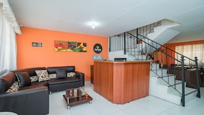 Ein Wohnzimmer mit einer Couch, einem Couchtisch und einem Holzbüro.