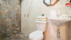 Ein Badezimmer mit Toilette, Waschbecken und Spiegel.