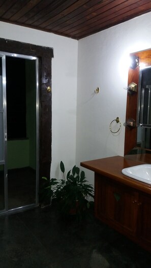 Bathroom - House among beautiful beaches surrounded by the Atlantic forest with rivers and waterfalls (sao sebastiao)