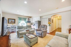 Una Smart TV, un reproductor de DVD, libros, una videoteca