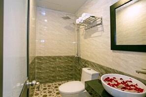 Shower, hair dryer, slippers, towels - Focus Homestay (Da Nang)