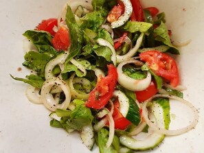 Desayuno de cocina local incluido todos los días