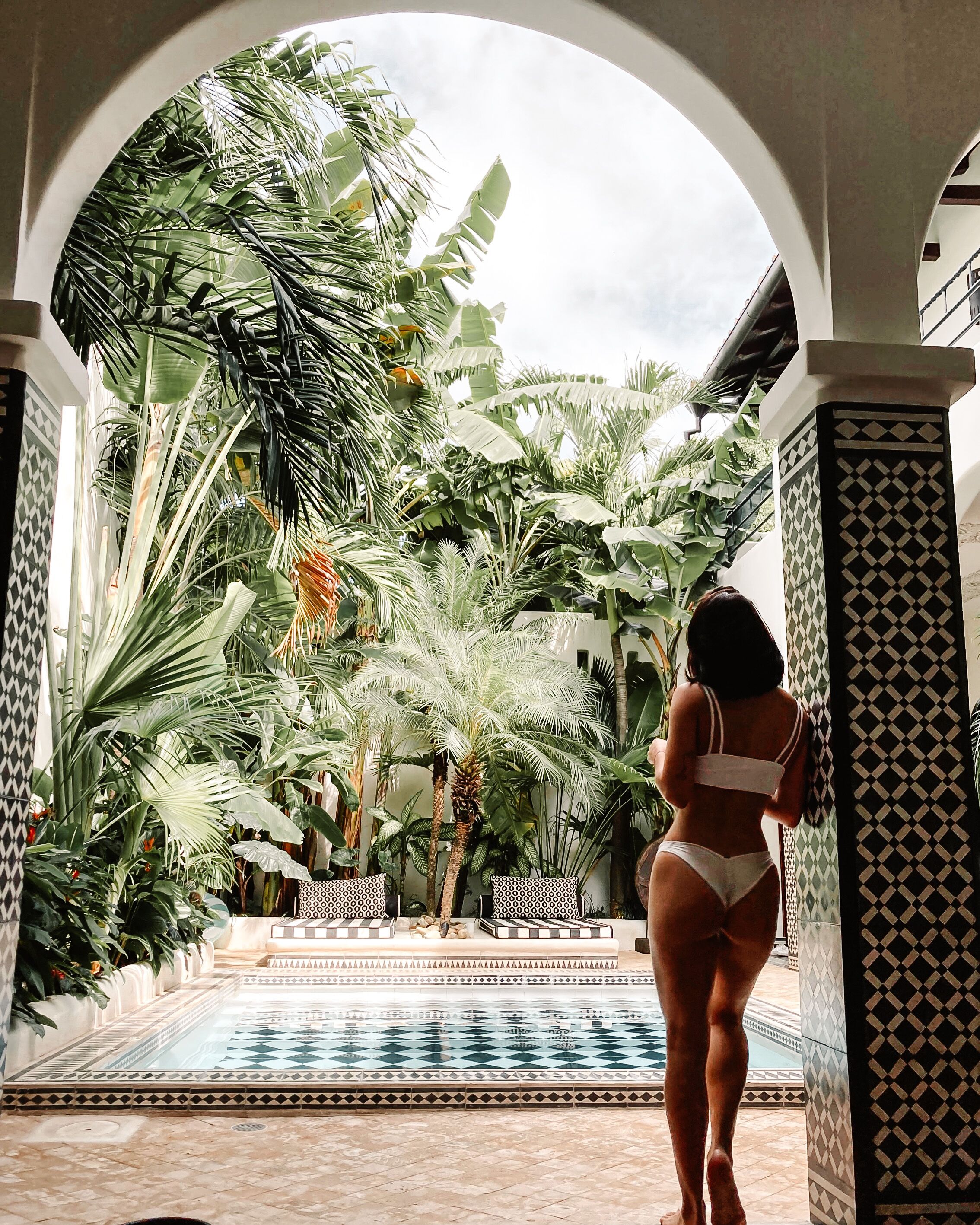 Una piscina al aire libre, sillones reclinables de piscina