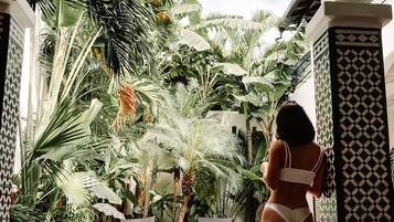 Una piscina al aire libre, sillones reclinables de piscina