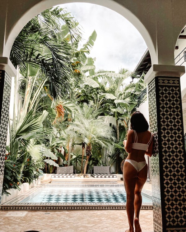 Piscine extérieure, chaises longues