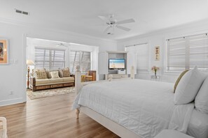 4 bedrooms, desk, iron/ironing board, free WiFi - Private home in prestigious Crystal Beach. Steps to beach and Pool!! (Destin)