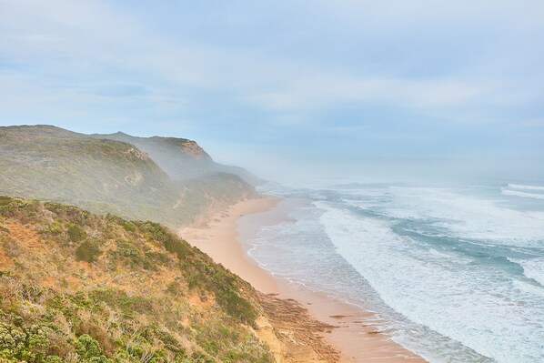 Beach nearby, white sand - Great Ocean Walk Retreat (Glenaire)