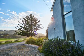 Laptop workspace, iron/ironing board, bed sheets - Great Ocean Walk Retreat (Glenaire)