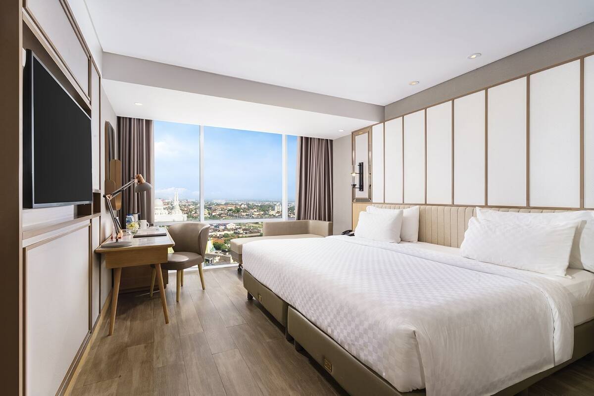 Grand Deluxe Hollywood | In-room safe, desk, laptop workspace, blackout curtains