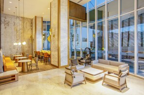 Lobby sitting area - Swiss-Belhotel Solo (Surakarta)