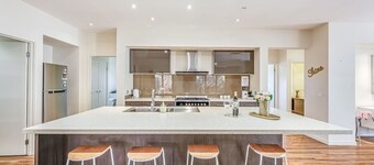Stylish Luxe House for Big Group at Point Cook
