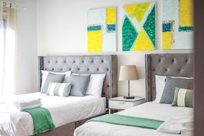 6 bedrooms, desk, iron/ironing board, travel cot - Stylish Luxe House for Big Group at Point Cook (Point Cook)