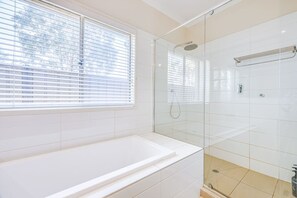 Hair dryer - Stylish Luxe House for Big Group at Point Cook (Point Cook)