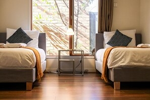 6 bedrooms, desk, iron/ironing board, travel cot