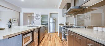 Stylish Luxe House for Big Group at Point Cook