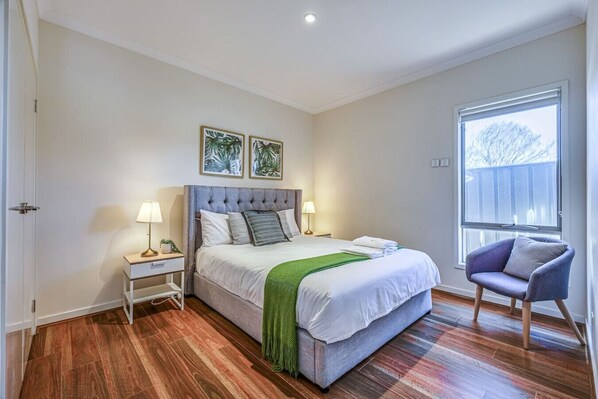 6 bedrooms, desk, iron/ironing board, travel cot