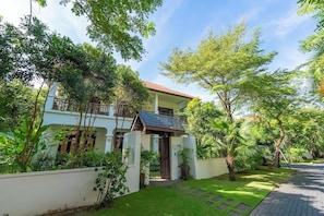 Courtyard view - Luxury Villas - Villa Danang Beach (Da Nang)