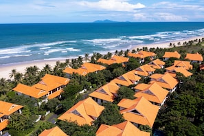 Trên bãi biển, cát trắng, xe đưa đón đến bãi biển miễn phí 