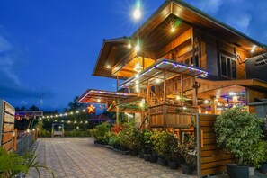 Fassade der Unterkunft – Abend/Nacht