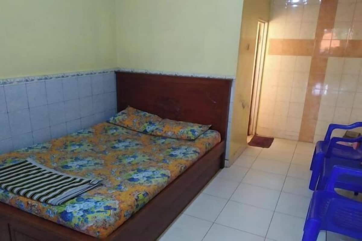 Desk, bed sheets