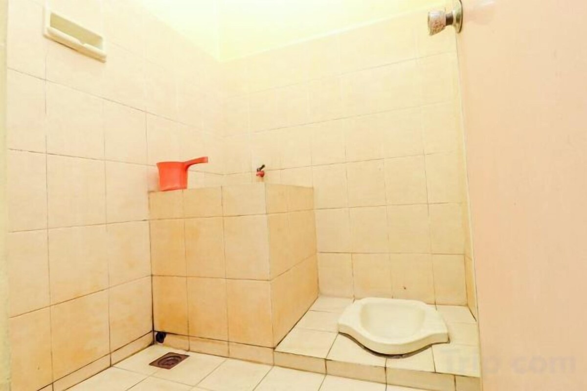 Bathroom | Shower, free toiletries, towels