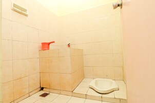 Shower, free toiletries, towels