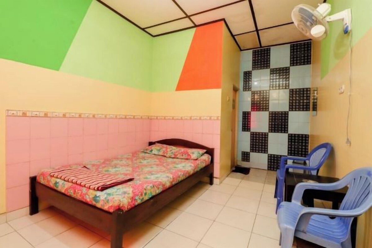 Desk, bed sheets