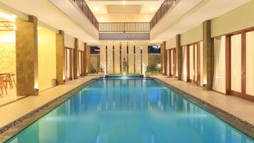 Kolam renang outdoor, dengan payung kolam renang dan kursi berjemur