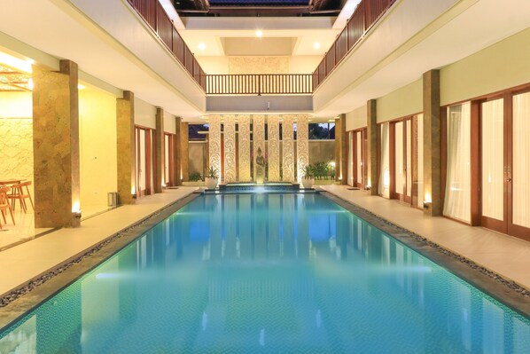 Outdoor pool, pool umbrellas, sun loungers