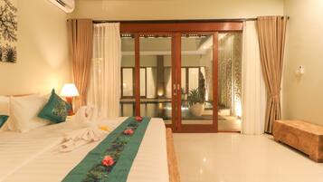 Brankas, meja kerja, tirai kedap cahaya, dan kedap suara