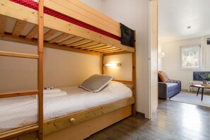 Een strijkplank/strijkijzer, gratis wifi, beddengoed