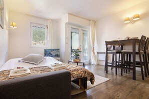 Iron/ironing board, free WiFi, bed sheets