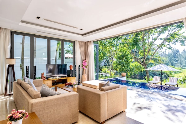 Family Villa, 3 Bedrooms, Golf View | Living room | Smart TV