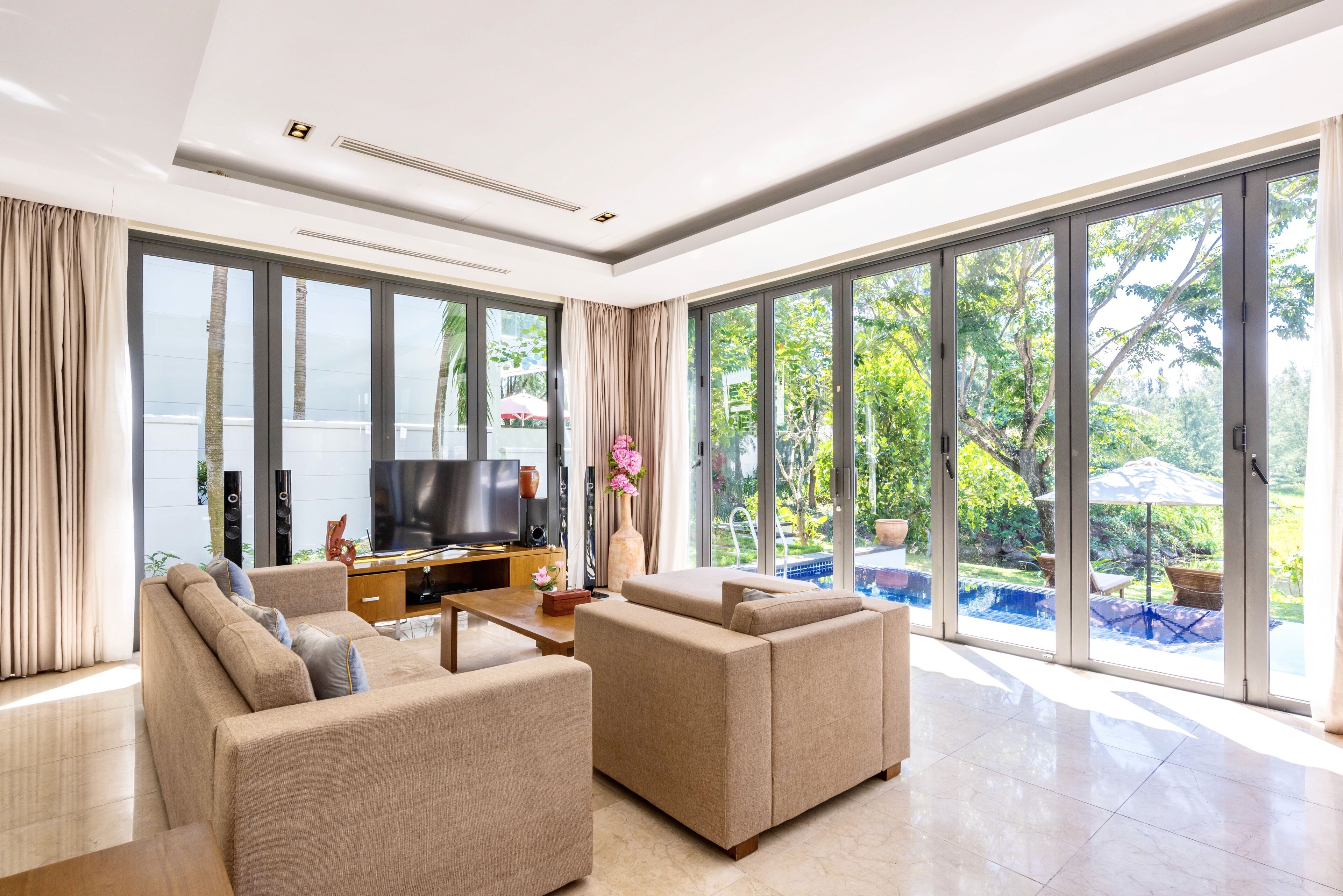 Villa familiar, 3 habitaciones, vistas al campo de golf | Sala de estar | Una Smart TV