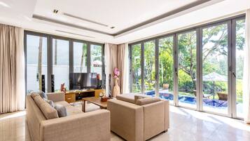 Villa familiar, 3 habitaciones, vistas al campo de golf | Sala de estar | Una Smart TV