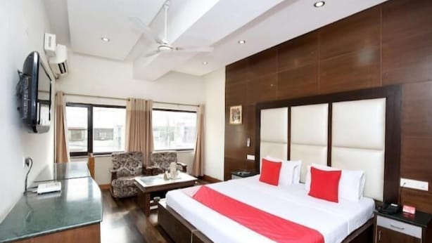 Deluxe Room - Hotel Amar (Chandigarh)