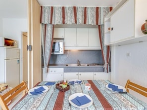 Kühlschrank, Mikrowelle, Ofen, Hochstuhl