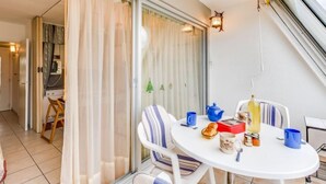 Un coin repas avec une table ronde, des chaises et une table préparée pour le petit-déjeuner.