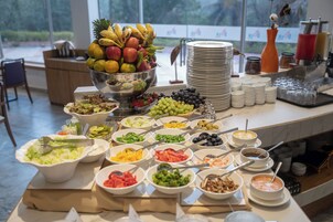 Se ofrece un desayuno bufé (700 INR por persona)