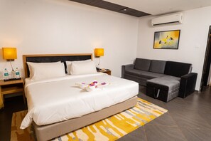 Sengetøy av topp kvalitet, minibar og safe på rommet